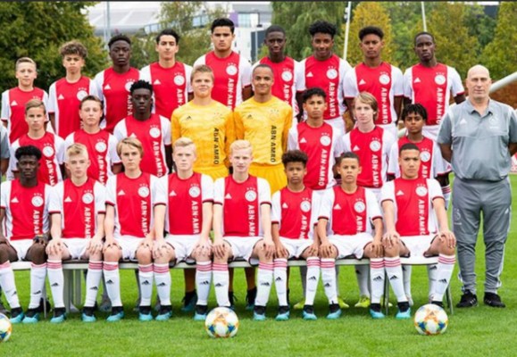 El increíble físico de David Easmon, la joya del Ajax de 14 años que mide 1.90 metros