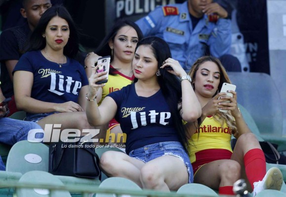 ¡La chela, la colocha y la pelo negro! Hermosuras en el Yankel Rosenthal