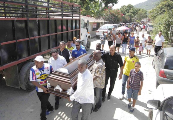 Multitudinario adiós a Enrique Reneau en su natal Jutiapa