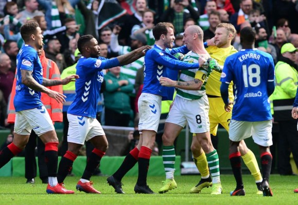 FOTOS: Clásico entre el Celtic y Rangers de Escocia terminó entre golpes