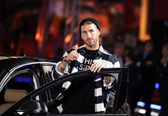 Los llamativos looks que usaron jugadores del Real Madrid para recoger sus Audis