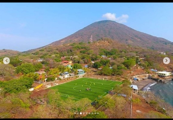 FOTOS: Espectacular cancha frente a la playa fue inaugurada en Amapala