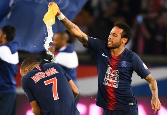 Así fue el emotivo regreso de Neymar: De rodillas y broma a Mbappé para celebrar el título del PSG