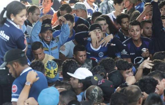 Aficion de Motagua muertos por avalancha en la gran final del futbol de Honduras donde Motagua se corono campeon 2017.