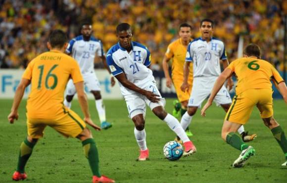 Honduras's Brayan Beckeles (C) fights for ball with Australia's Matthew Jurman (R) and Aziz Behich during the World Cup 2018 qualifying match in Sydney on November 15, 2017. / AFP PHOTO / Saeed KHAN / -- IMAGE RESTRICTED TO EDITORIAL USE - STRICTLY NO COMMERCIAL USE --