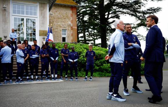 Mbappé junto a Macron y Deschamp durante la visita del Presidente a la concentración de Francia previo a la Eurocopa 2024.