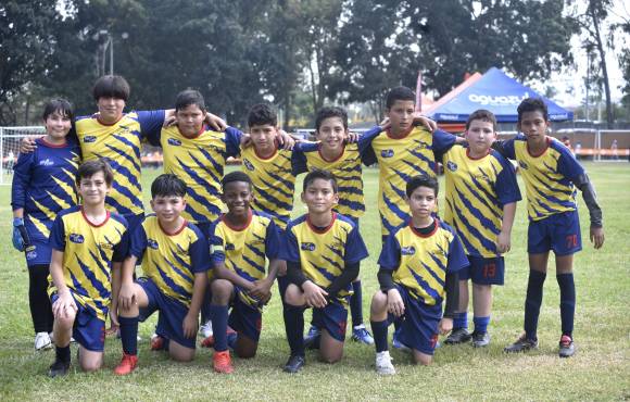 Esteban es titularísimo en el equipo de la escuela primaria Little Feet de San Pedro Sula. FOTO: Héctor Edú.