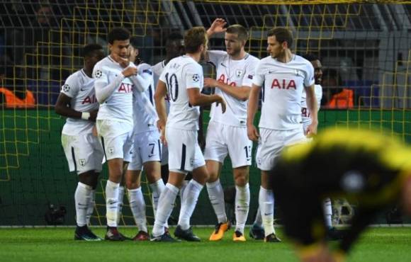 Tottenham Hotspur's South Korean striker Son Heung-Min celebrates scoring with his team-mates during the UEFA Champions League Group H football match BVB Borussia Dortmund v Tottenham Hotspur at the BVB Stadion on November 21, 2017 in Dortmund, western Germany. / AFP PHOTO / PATRIK STOLLARZ
