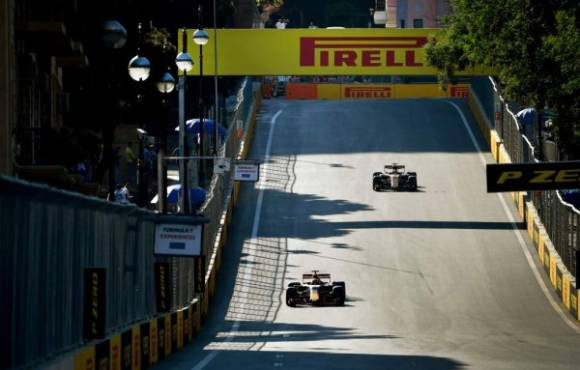 Red Bull's Australian driver Daniel Ricciardo (front) and Renault's German driver Nico Hulkenberg steer their cars during the qualifying session for the Formula One Azerbaijan Grand Prix at the Baku City Circuit in Baku on June 24, 2017. / AFP PHOTO / Alexander NEMENOV