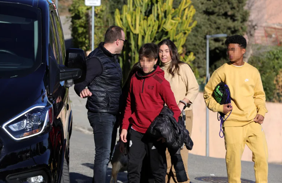 Piqué llega a la casa de Shakira: el motivo especial del reencuentro y quién es la mujer que apareció bajo una manta, ¿Clara Chía?