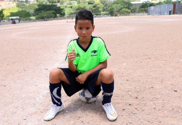 Los niños que son figuras en las polvorientas canchas de Tegucigalpa