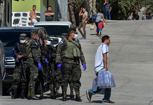 Tegucigalpa con colonias militarizadas, mercados con gente y calles desoladas