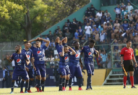 CURIOSAS: El cronómetro de Óscar Moncada y las indicaciones de Diego Vázquez desde afuera