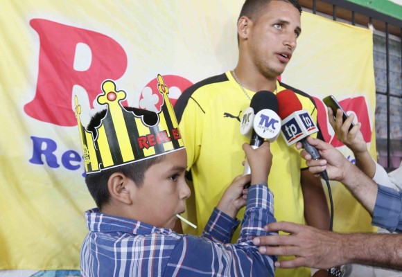 FOTOS: Real España consiente a los reyes de la casa en su día