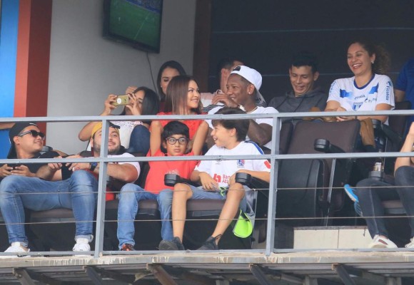 En el estadio y la piscina: Las fotos de Romell Quioto y Malubi Paz en su noviazgo