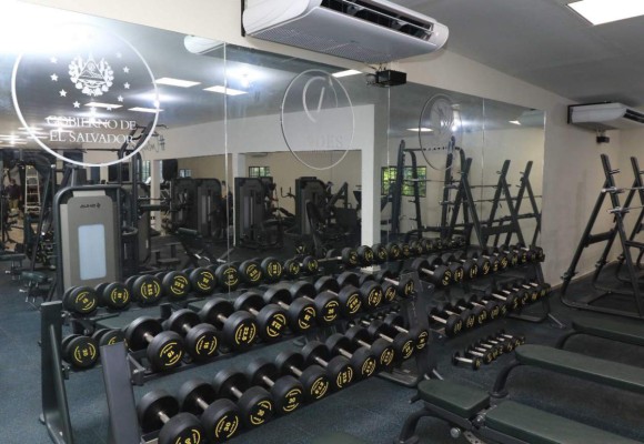 Hermano del presidente del El Salvador Yamil Bukele inaugura Clínica de Atención Integral para el Atleta