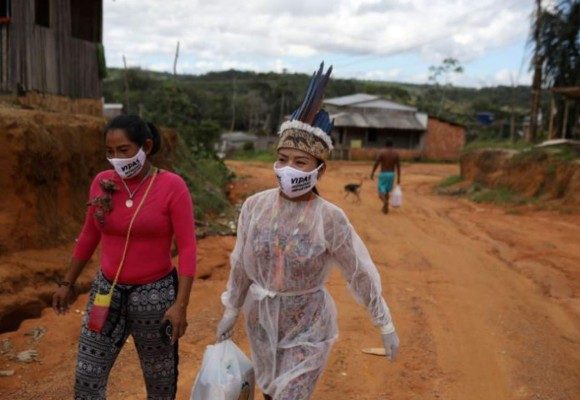 Talan bosque tropical en Manaos, Brasil para abrir cientos de tumbas por muertes de coronavirus