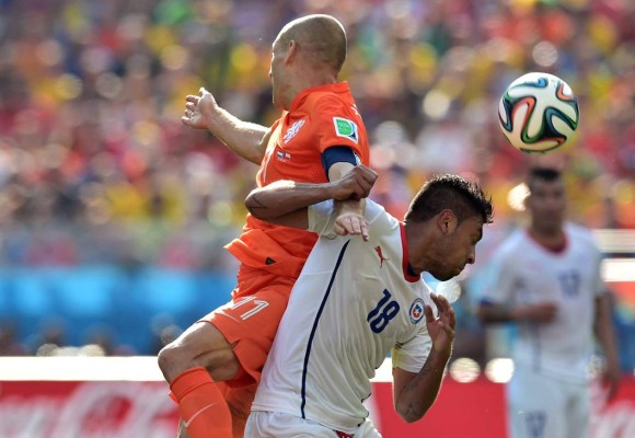 Holanda venció 2-0 a Chile con goles de Leroy Fer y Memphis Depay.