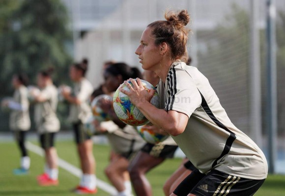 Belleza y ocho fichajes de golpe: Así fue el primer entrenamiento del Real Madrid femenino