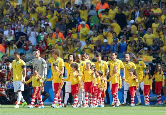 Aficionados disfrutan el Mundial a ritmo de samba.