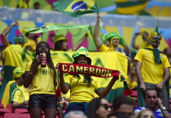 Ambiente en partido de Camerún y Brasil.
