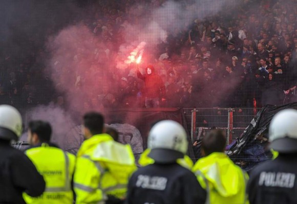 Las dramáticas imágenes del primer descenso del histórico Hamburgo de Alemania