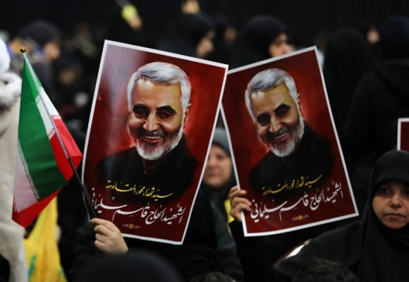 Qasem Soleimani: Iraníes salen para recibir el cuerpo de general asesinado por Trump y lanzan advertencia