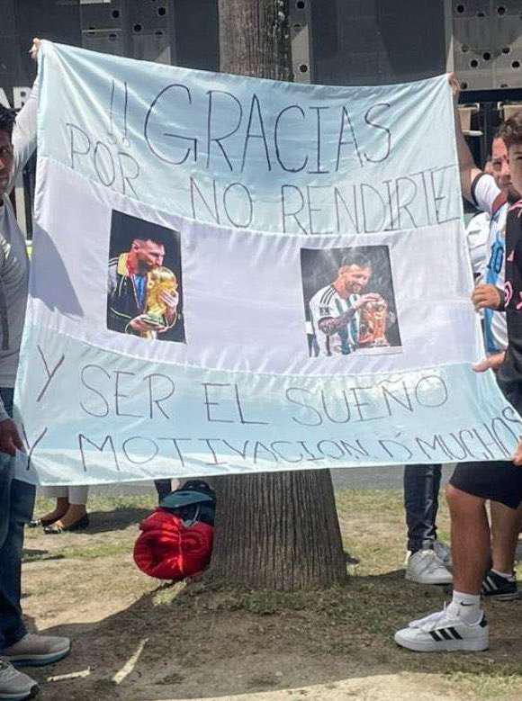 “Sin ayuditas Messi”: Así recibieron al crack del Inter Miami en México; un niño sorprendió con su pancarta
