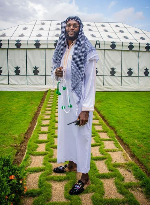 Estuvo en Real Madrid, planeó su muerte y la pandemia lo retiró: la nueva y sorprendente vida de Emmanuel Adebayor