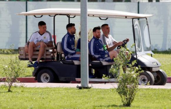MUN01 BRONNITSY (MOSCÚ), 19/06/2018.- Los jugadores de la selección de Argentina, el defensor Marcos Rojo (i), y los delanteros Sergio 'Kun' Agüero (2-i) y Lionel Messi, llegan al entrenamiento que el equipo argentino ha realizado esta mañana en Bronnitsy, Rusia, hoy, 20 de junio de 2018. Argentina se enfrentará a Croacia el próximo jueves en su correspondiente partido de la primera fase del Mundial de Rusia 2018. EFE/Alberto Estévez
