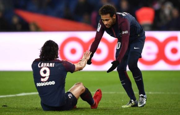 Paris Saint-Germain's Brazilian forward Neymar (R) helps up Paris Saint-Germain's Uruguayan forward Edinson Cavani during the French L1 football match between Paris Saint-Germain (PSG) and Montpellier (MHSC) at the Parc des Princes stadium in Paris on January 27, 2018. / AFP PHOTO / FRANCK FIFE