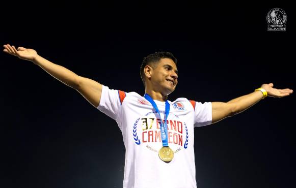 Carlos Pineda tras coronarse invicto en la final ante Motagua en diciembre pasado.