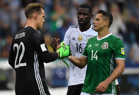NO SE VIO POR TV: ¿Qué hacía Löw y qué le dijo Marco Fabián? El abrazo de 'Memo' Ochoa