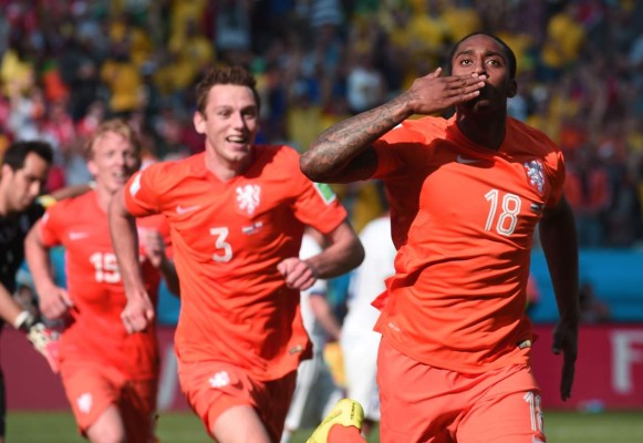 Holanda venció 2-0 a Chile con goles de Leroy Fer y Memphis Depay.