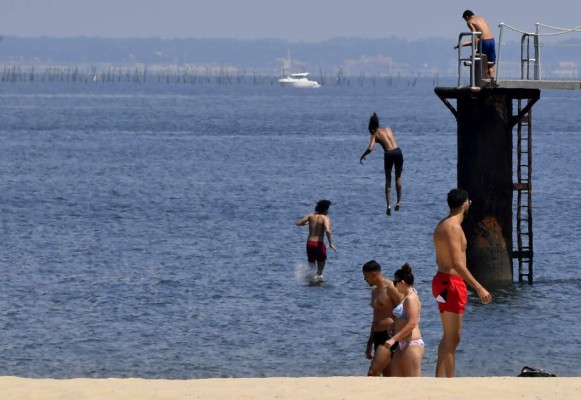 Playas, bares y cafés: Francia da un paso más hacia la normalidad en medio de la pandemia
