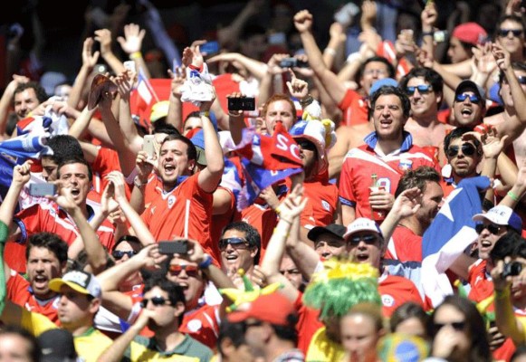 Aficionados disfrutan el Mundial a ritmo de samba.