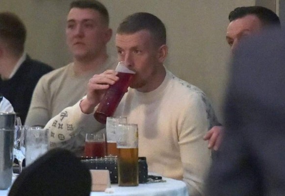 Jordan Pickford no hace caso a la cuarentena del coronavirus y se va a ver boxeo con su mujer