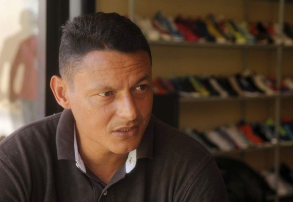 FOTOS: Emilio Umanzor está sin empleo en el fútbol y ayuda a su esposa