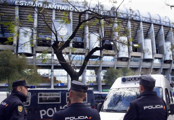 FOTOS: Seguridad de pies a cabeza en el Bernabéu para el clásico