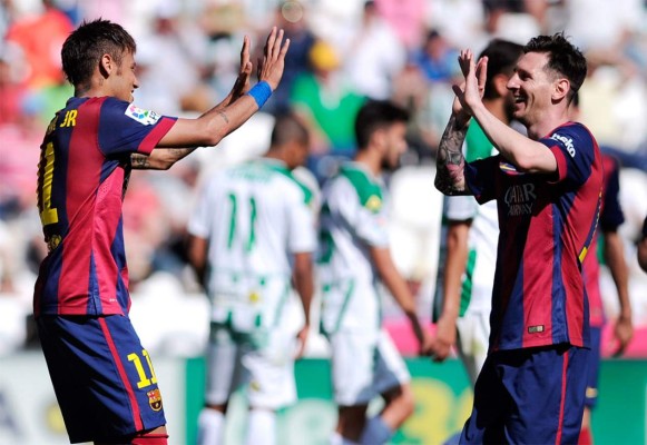 Barcelona demolió por 8 a 0 al Córdoba y se aferra al título .