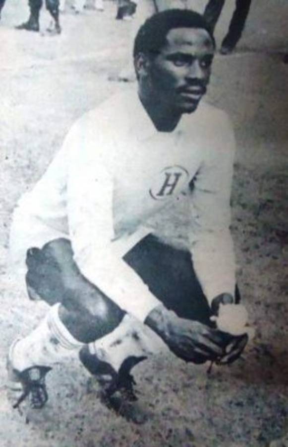 Un bimundialista mexicano en lista: Chelato Uclés y los grandes futbolistas a los que hizo debutar