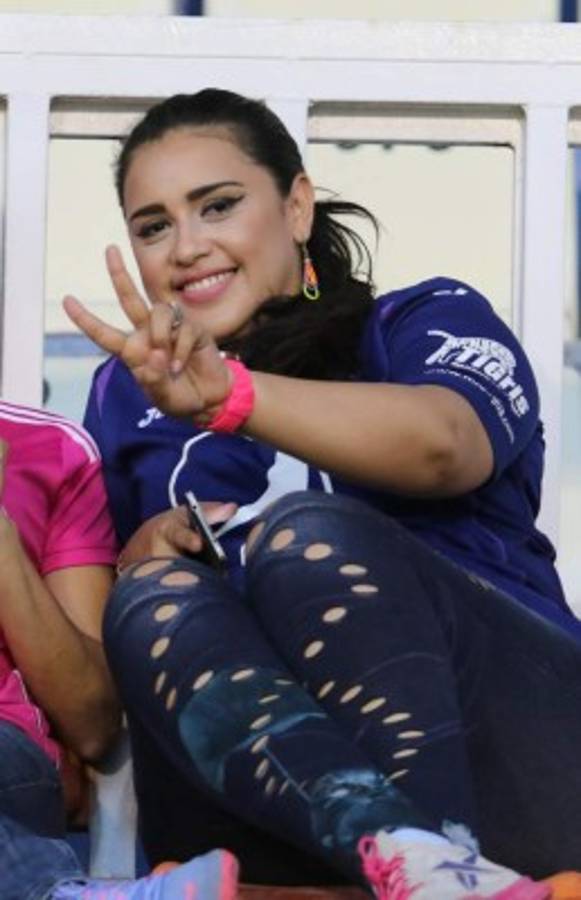 Las hermosas chicas que adornaron el clásico entre Motagua y Olimpia