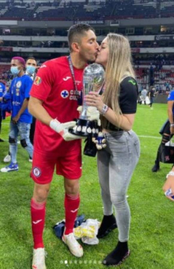 Beso a la Copa y para ellas: las chicas que enamoraron en la celebración de Cruz Azul y un invitado inesperado