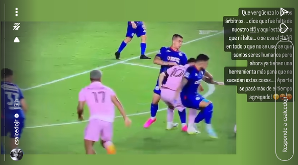 La publicación de Carlos Salcedo por el arbitraje del hondureño Said Martínez.