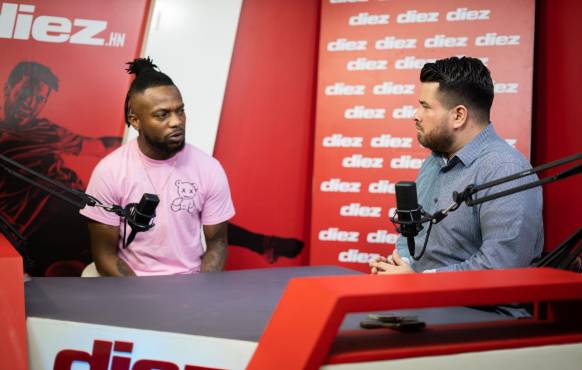 Kevin Álvarez quedó con la espinita de no poder levantar un título con Motagua; aquí en plena entrevista con Gustavo Roca, periodista de DIEZ. FOTO: Mauricio Ayala.