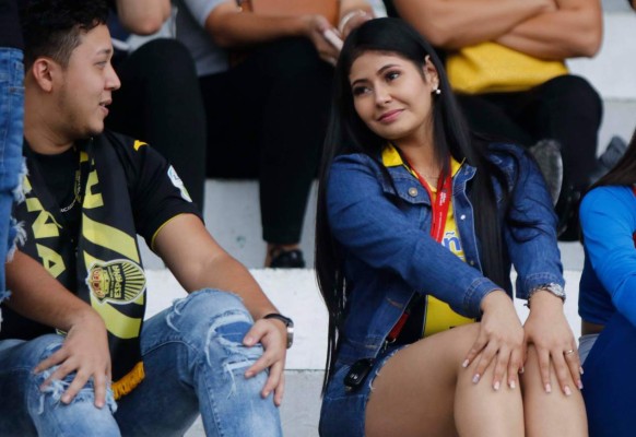 ¡Lindas! El Morazán se iluminó con tanta belleza para el Real España-Motagua