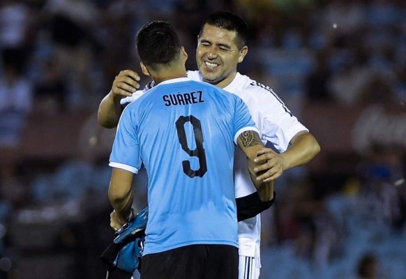 La emotiva despedida de Diego Forlán: Grandes estrellas de invitados y Luis Suárez de portero