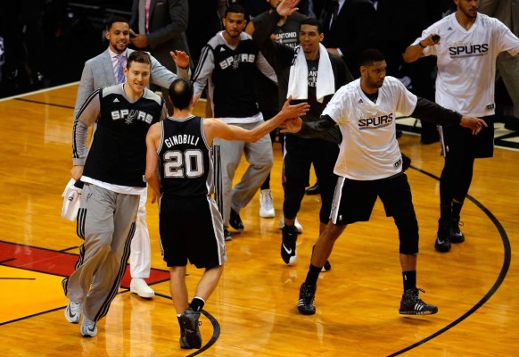 Spurs vencen a Miami y toman ventaja en la final