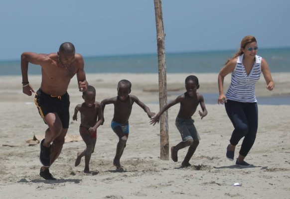 El reto del velocista hondureño Rolando Palacios en la playa