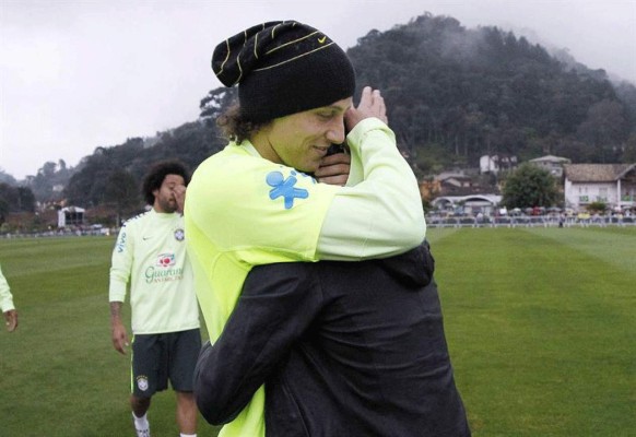 Neymar visitó a sus compañeros la concentración de Brasil.